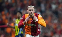 Galatasaraylı Barış Alper Yılmaz'ın mezuniyet sevinci