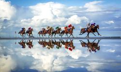 Gökyüzüyle çarpışan atların izleri