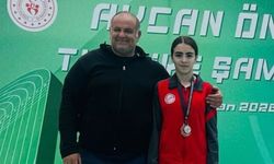Azade Osmanoğlu yüksek atlamada Türkiye ikincisi