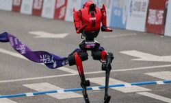 İnsansı robot Lightning, 100 metrede Bolt'u geride bıraktı