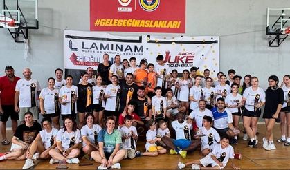 Badmintonda geleneksel turnuva yoğun katılımla gerçekleştirildi