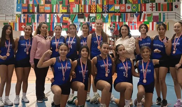 19 Mayıs TMK Ortaokulu’ndan Tarihi Voleybol Başarısı