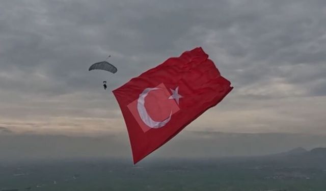 Dev bayrakla paraşüt atlayışında Türkiye rekoru