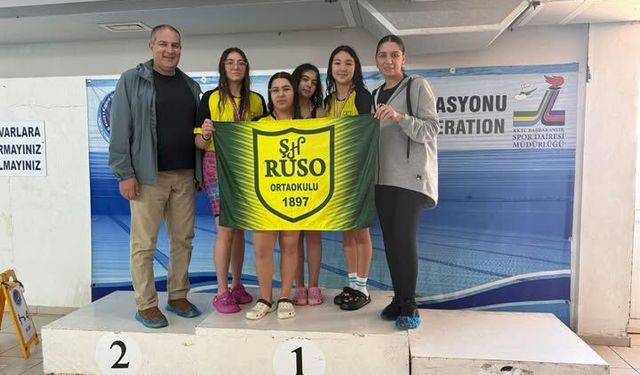 Yüzmede şampiyon Şht. Hüseyin Ruso