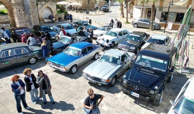 Klasik otomobiller 5 Nisan’da Mağusa yolunda