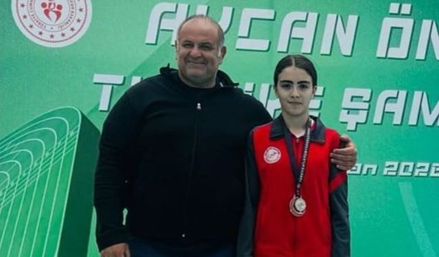 Azade Osmanoğlu yüksek atlamada Türkiye ikincisi