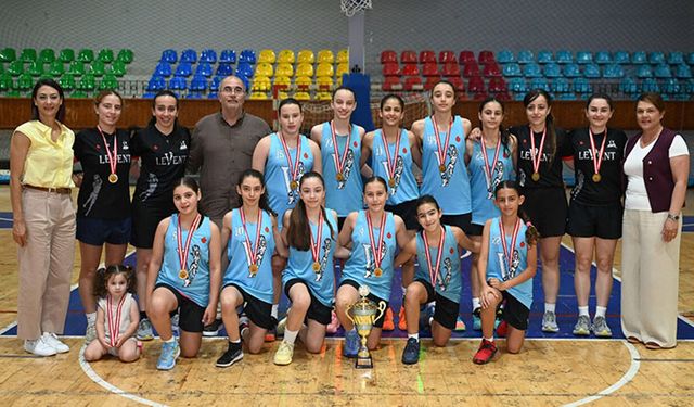 Levent Spor U12 Kızlar Ligi'nde şampiyonluğa ulaştı