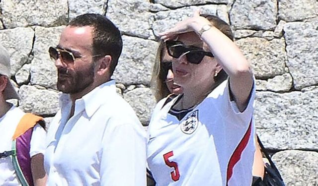 Adele'den İngiltere'ye John Stones formalı destek