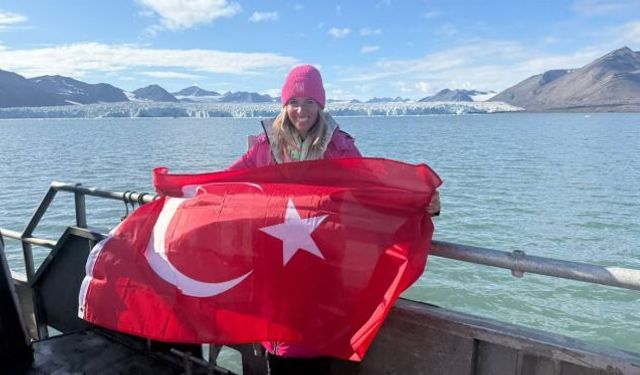 Deniz Kayadelen Kuzey Kutbu'nda yüzen ilk Türk oldu