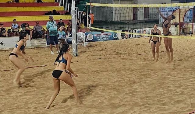 Şampiyon Melekler Plaj Voleybolu'nda finalistler belli oldu