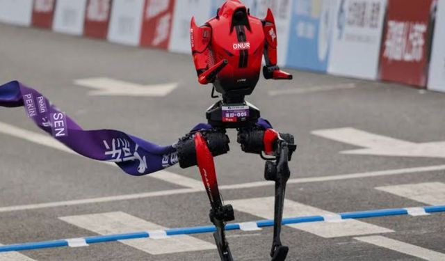 İnsansı robot Lightning, 100 metrede Bolt'u geride bıraktı