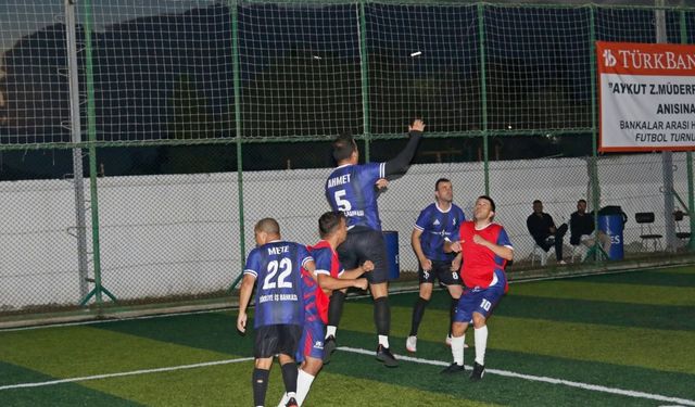 Bankalararası Halı Saha Turnuvası'nda İş Bankası'dan 3-0'lık galibiyet