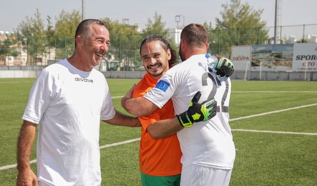 Kıbrıs’ta dostluk maçı: Türk ve Rum futbolcular aynı takımda!
