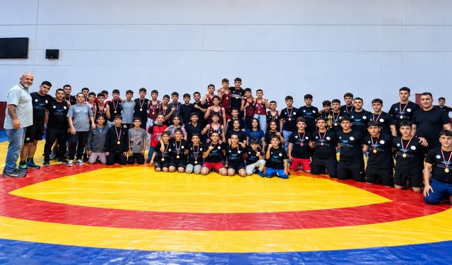 Lefkoşa'da güreş heyecanı! 6 kulüpten 70 sporcu mücadele etti