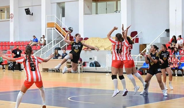 Hentbolda U16 hız kesmeden devam ediyor