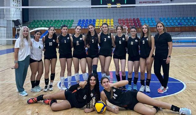 Esin Leman Lisesi tarihinin ilk voleybol maçını kazandı