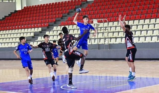 Hentbol U16’da favoriler kazandı