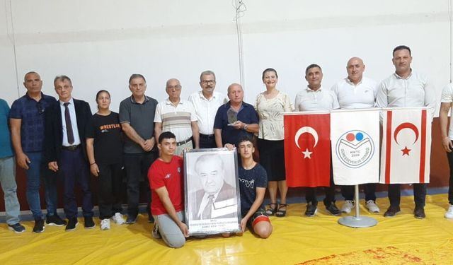 Reşat Tekin ödülünü aldı