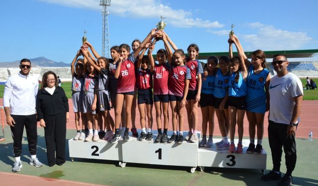 Yakın Doğu İlkokulu Kız Takımı Cumhuriyet Koşusunda şampiyon oldu