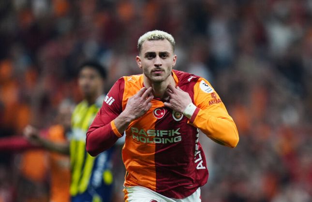 Galatasaraylı Barış Alper Yılmaz'ın mezuniyet sevinci