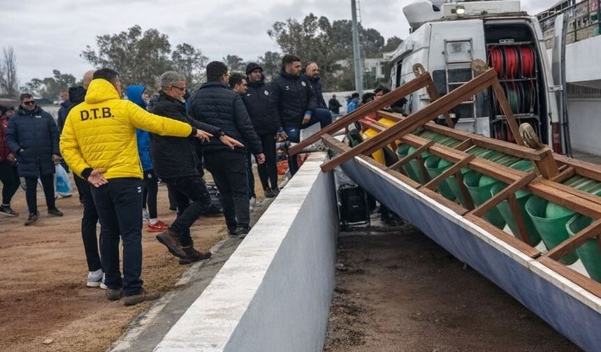 Yayın aracına uçan kulübe maçı erteledi!