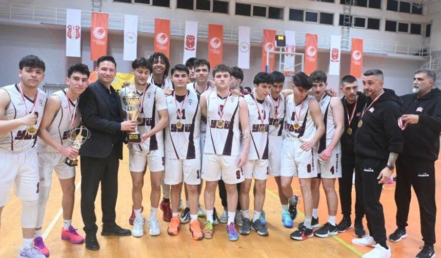YDÜ U18  Erkekler Ligi finalinde kupayı kaldırdı