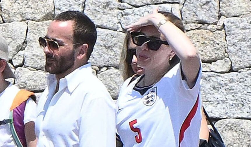 Adele'den İngiltere'ye John Stones formalı destek