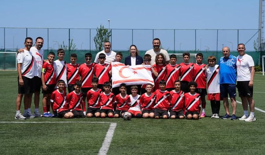 KKTC U12 Milli Takımı Ercan'da coşkuyla karşılandı
