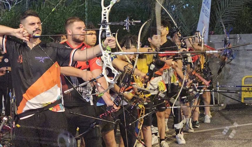 Okçular Antis Plajı'nda hedefi vurdu