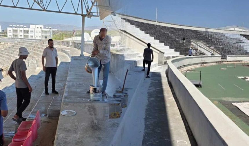 Lefkoşa Atatürk Stadı'nda bakım çalışmaları hız kesmiyor