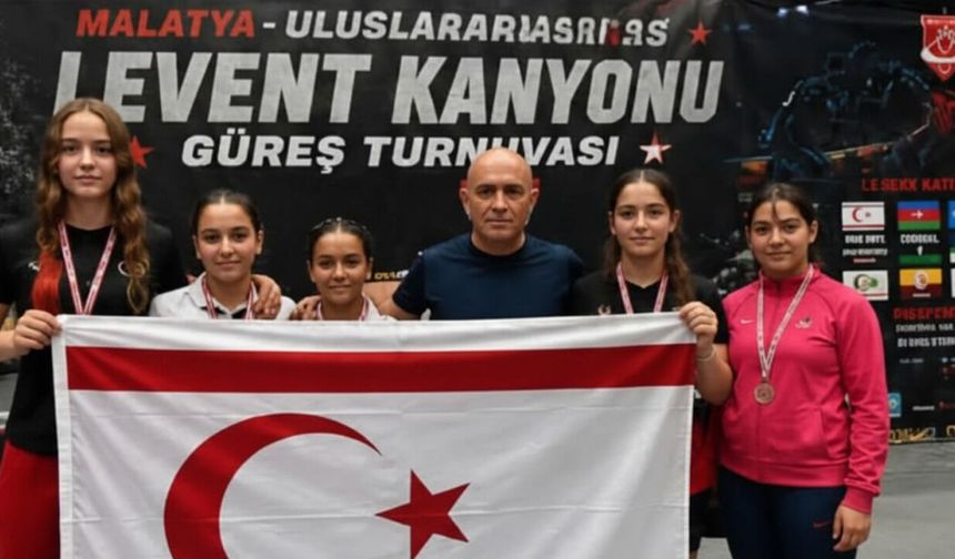 Güreşçilerimiz Malatya'da takım halinde ikinci oldu