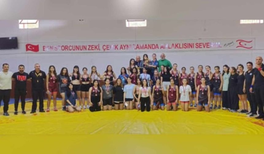 Kadınlar güreşinde kulüpler şampiyonluk için yarıştı