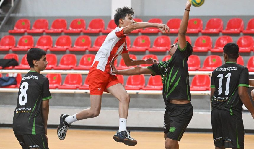 Alsancak Yeşilova, U-16 hentbolda finale bir adım yaklaştı