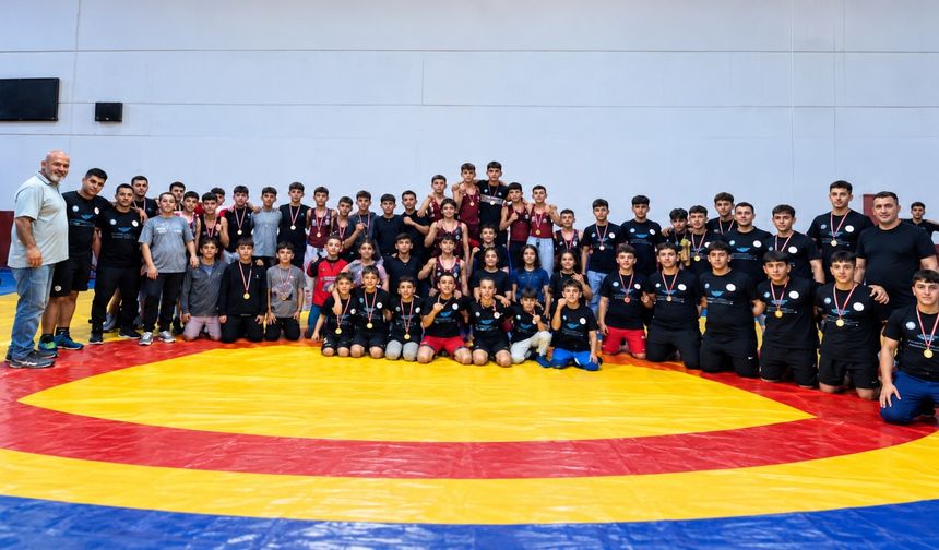 Lefkoşa'da güreş heyecanı! 6 kulüpten 70 sporcu mücadele etti
