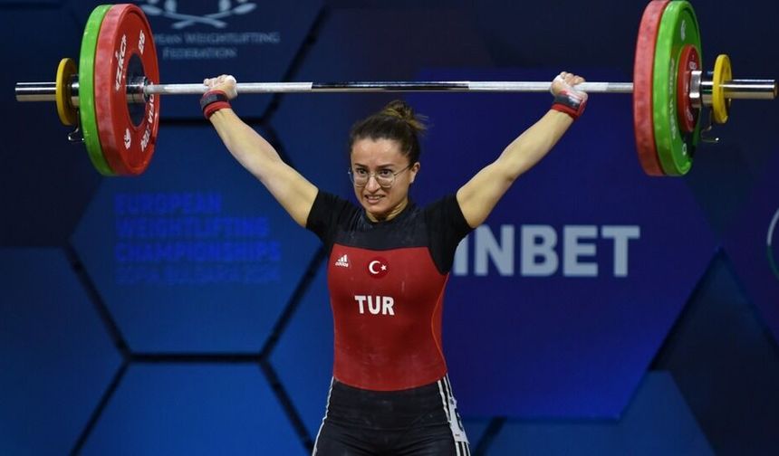 Milli halterci Aysel Özkan'dan Riyad'da 3 altın madalya!