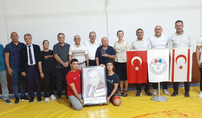 Reşat Tekin ödülünü aldı