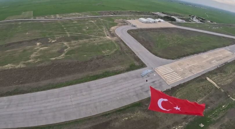 Dev Bayrakla Paraşüt