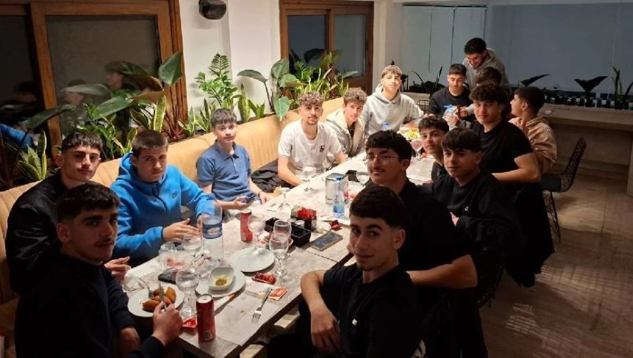 Meap Nisou’da Forma Giyen Oyuncular