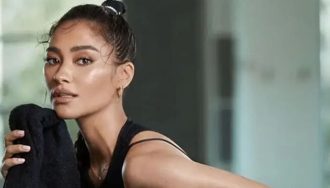 Ünlü Oyuncu Shay Mitchell'dan Sarı Lacivertli Paylaşım (2)