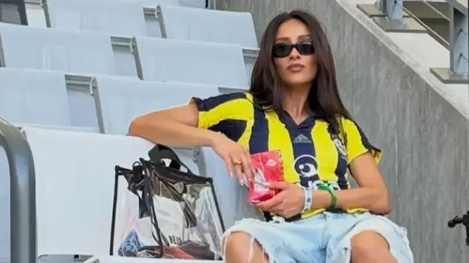 Ünlü Oyuncu Shay Mitchell'dan Sarı Lacivertli Paylaşım 4