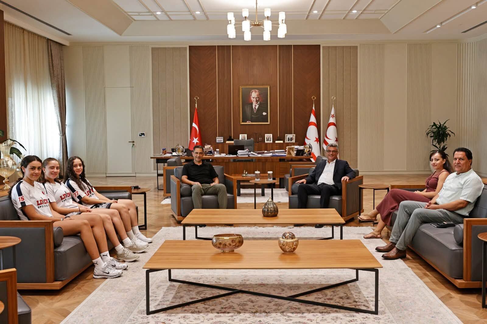 Erhürman, Şampiyon Levent Koleji Kız Takımı’nı Kabul Etti 2