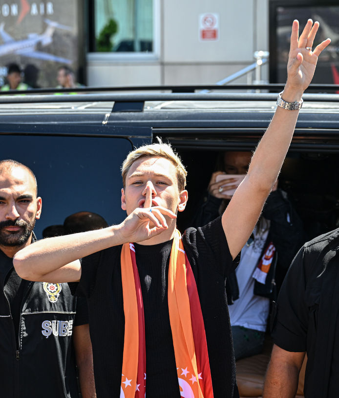 Galatasaray'ın Yeni Transferi Batrakov İstanbul'a Geldi 2