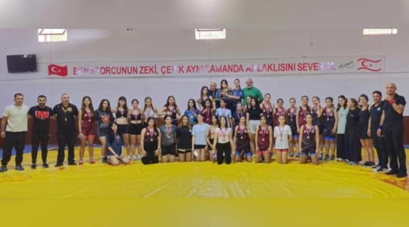 Kadınlar güreşinde kulüpler şampiyonluk için yarıştı