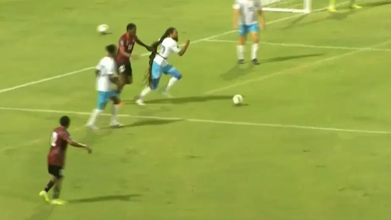 Saçlarıyla Rakip Takımı 9 Kişi Bıraktı!-1