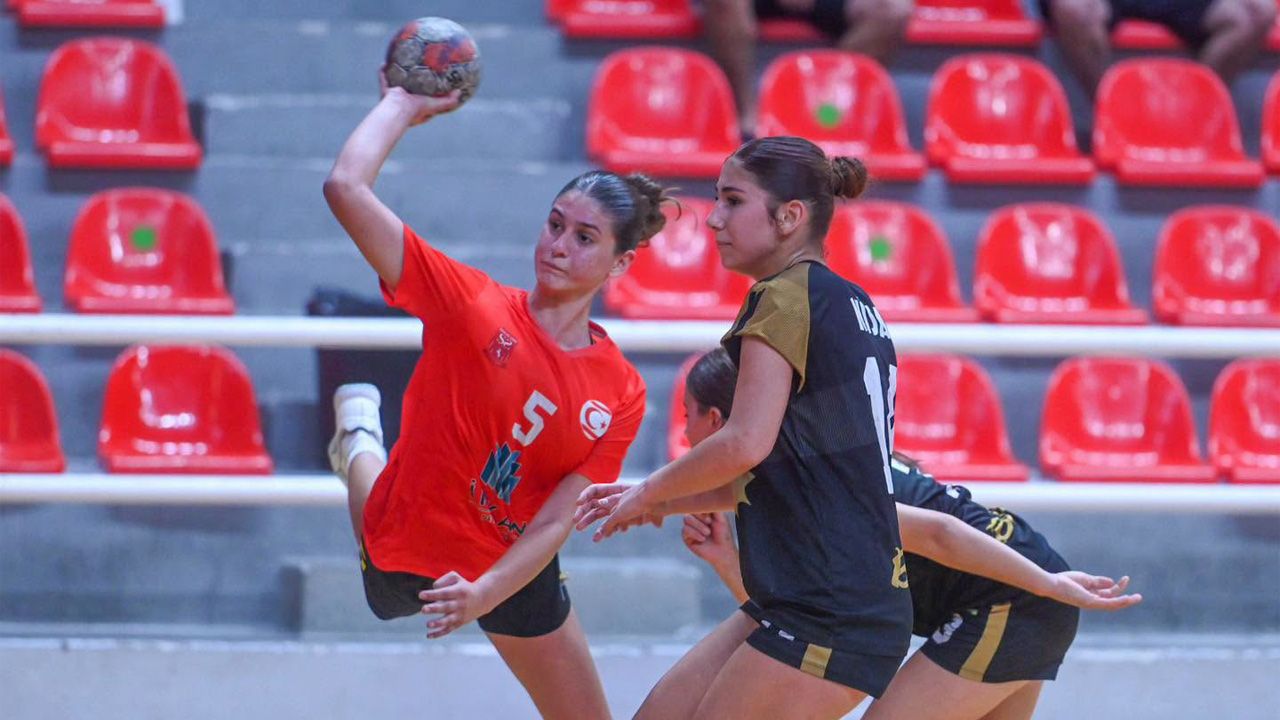 U 16 Kızlar Ligi'nde Esentepe Fırtınası Esti!-1